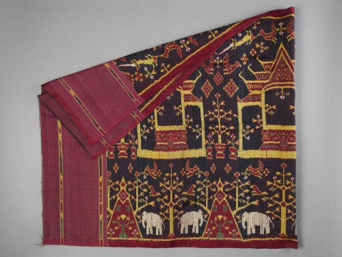 Doek van rode en zwarte zijde met ikat inslag, met pagodes, vogels, wimpels en olifanten