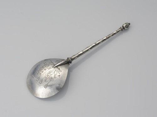 Zilveren gelegenheidslepel met een pijnappel als bekroning