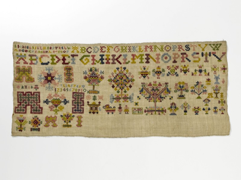 Merkletterlap met alfabet, levensbomen, kast met sleutel, wieg, initialen AI, ANNO 1740