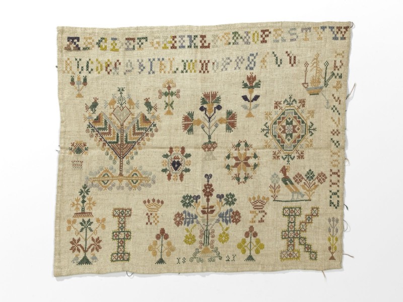 Merkletterlap met alfabet, deels opengewerkte letters en cijfers, initialen IK, jaartal 1821, en het jaartal 1822