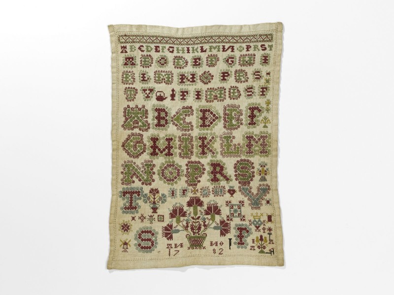 Lettermerklap met alfabet in rood en groen, initialen SF anno 1782, boven de levensboom IF en SH