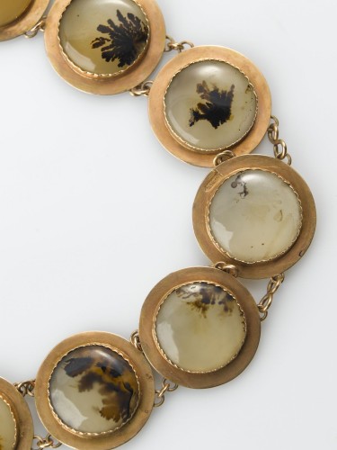 Armband met acht ronde agaatstenen in gouden zettingen