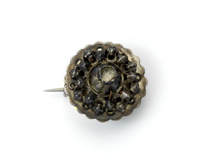 Ronde zilveren ajour broche met diamant