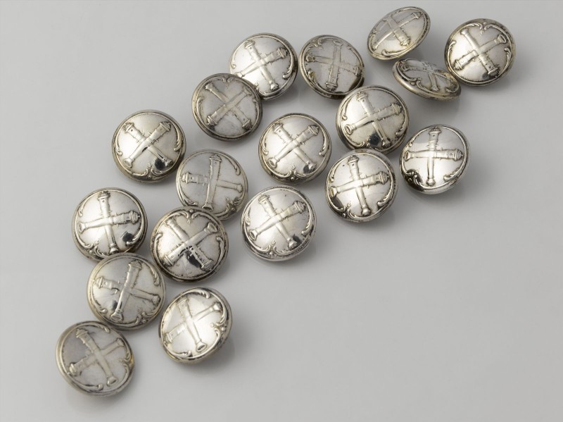Achttien zilveren ronde knopen