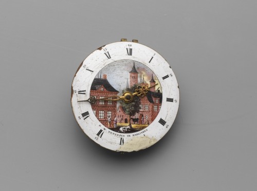 Rond horloge met gekleurd emaille wijzerplaat, in het midden een stadsgezicht met huizen in kleur