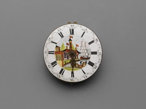 Rond horloge met gekleurde emaille wijzerplaat, haven met zeilschip