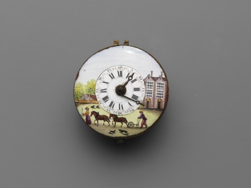 Rond horloge met gekleurde emaille wijzerplaat met huizen en een ploegende boer