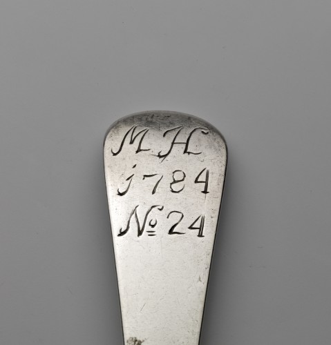 Vork met achterop de steel gegraveerd in handschrift: MH/1784/N24