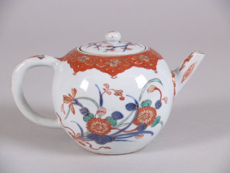 Trekpot met floraal decor en ornamentrand