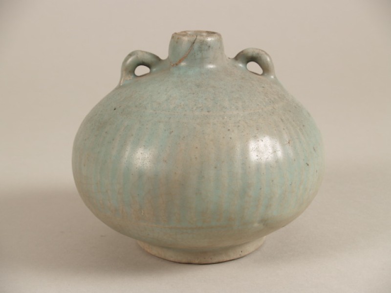 Pot met 2 oren en radiaal decor, celadon