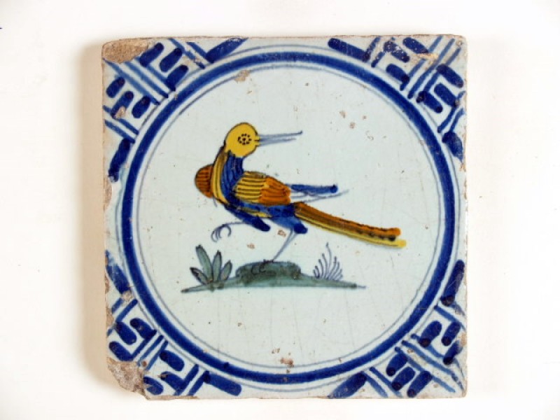 Tegel met polychroom decor van een vogel