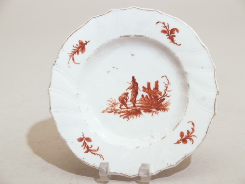 Schotel met decor van twee mannen in landschap in bruinrood
