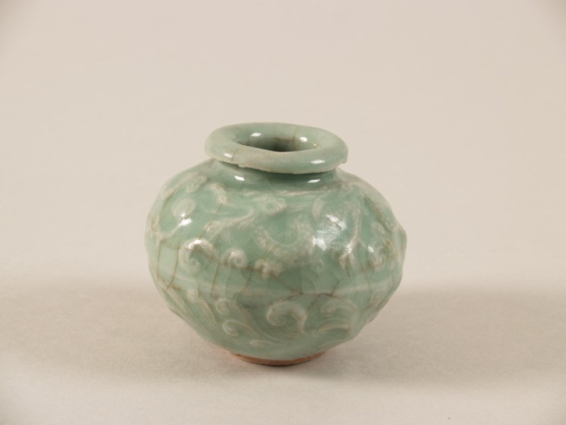 Pot met decor van draken, celadon