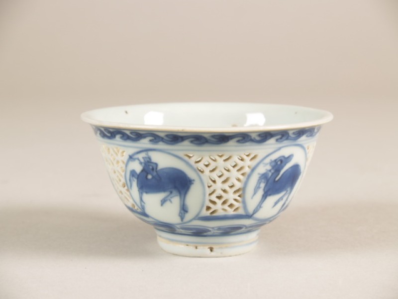 Kom met decor van herten in medaillons en linglong wand