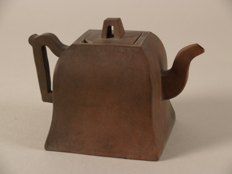 Theepot, klokvormig, met cartouches waarin karakters