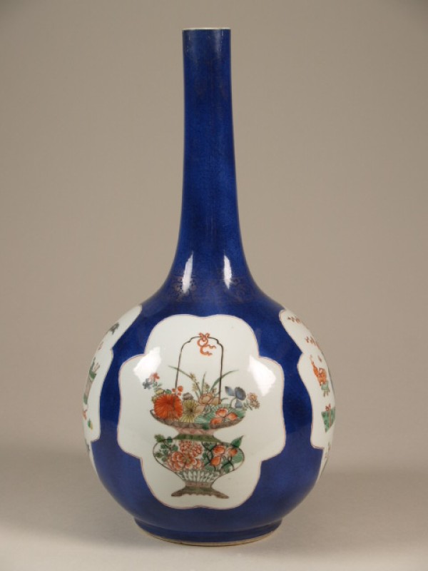 Flesvaas met decor van cartouches waarin symbolen op een powderblue ondergrond, famille verte