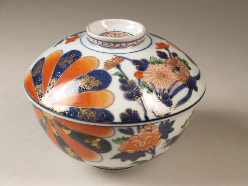Kom met deksel en decor van rozetten en chrysanten, imari
