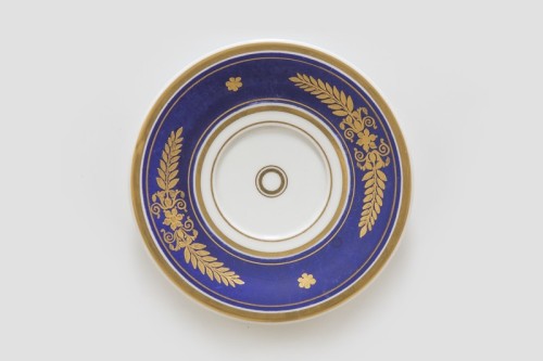 Schotel met decor van gouden ornament op blauw fond