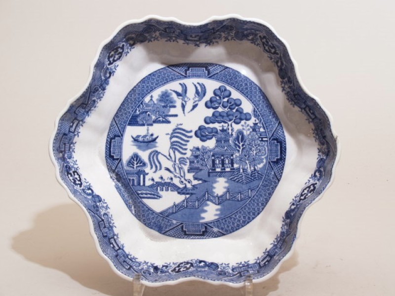 Bak met blauw decor van een chinoiserie landschap