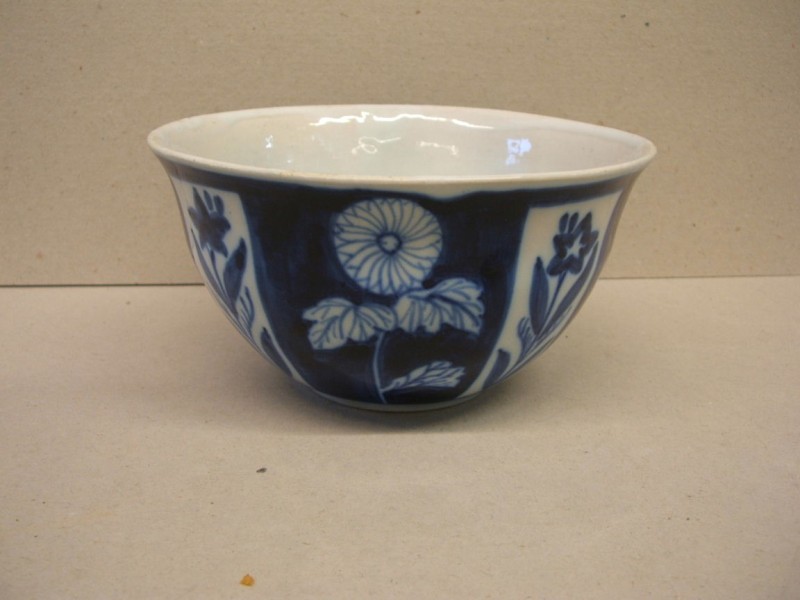 Kom met floraal-ornamentaal decor