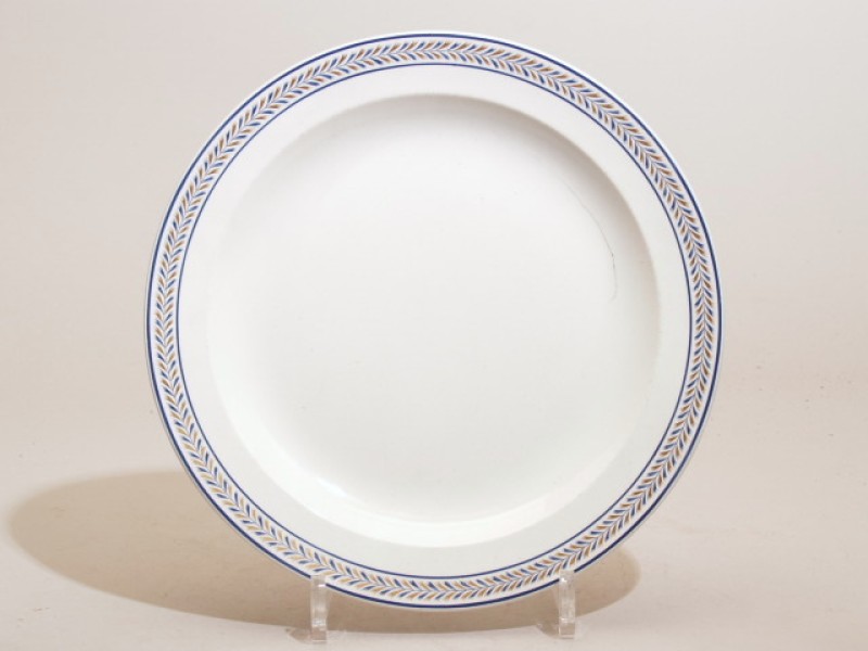 Bord met randdecor van bladornament in blauw en goud