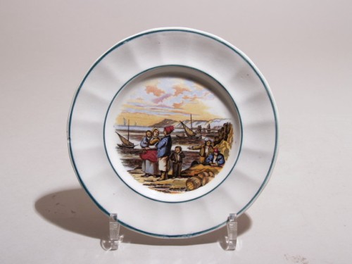 Bord met polychroom decor van Zeeuws kustlandschap met vissers, decor Zeeland