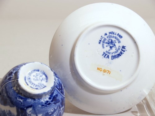 Kom en schotel met blauwwit genre decor, decor Tea Drinker