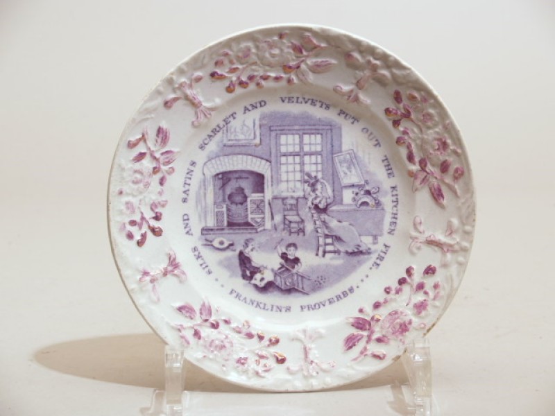 Bord met decor van interieurscène in paars