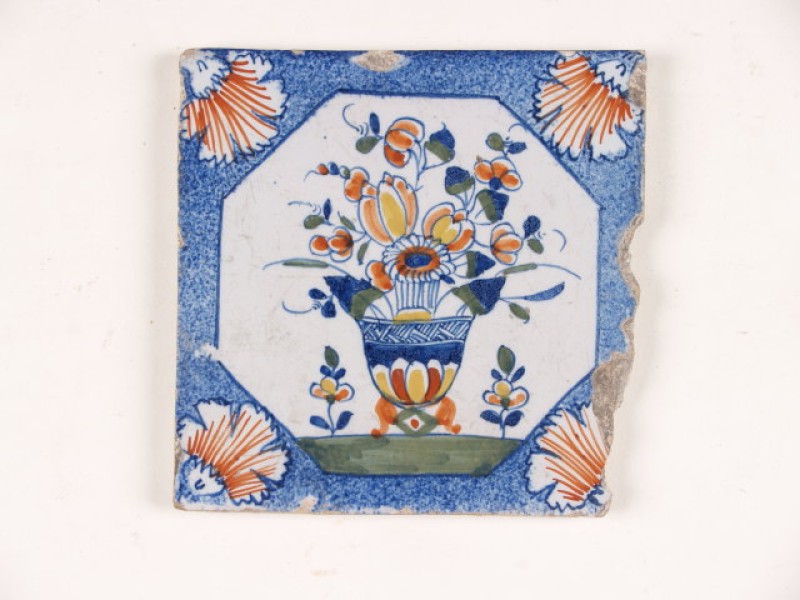 Tegel met een polychroom decor van een bloempot