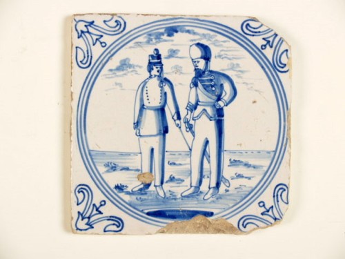 Tegel met blauwwit decor van 2 soldaten