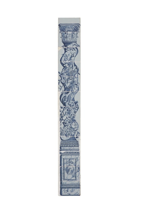Tegelpilaster met een blauwwit pilaardecor