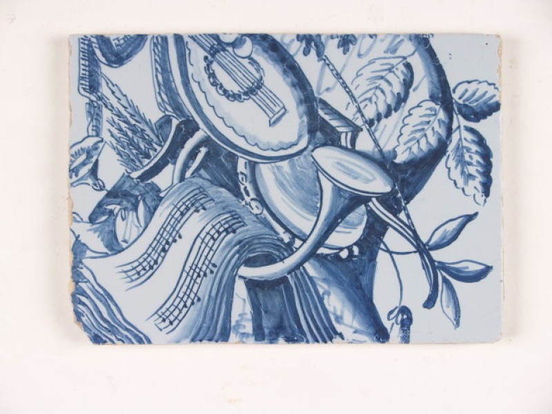 Tegel, onderdeel van tegelpilaster, incompleet, met een blauw decor op een blauw fond