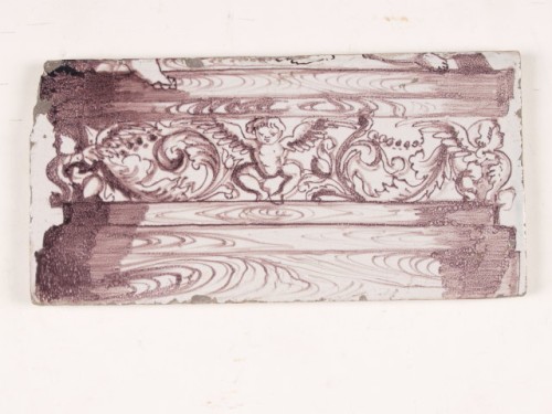 Tegel, onderdeel van tegelpilaster, incompleet, met paars decor