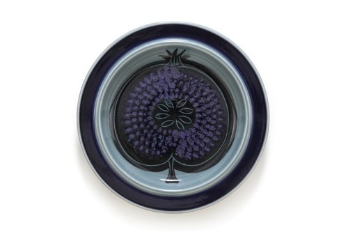 Bord met grijs-blauw glazuur met kobaltblauwe rand en decor van een gehalveerde granaatappel