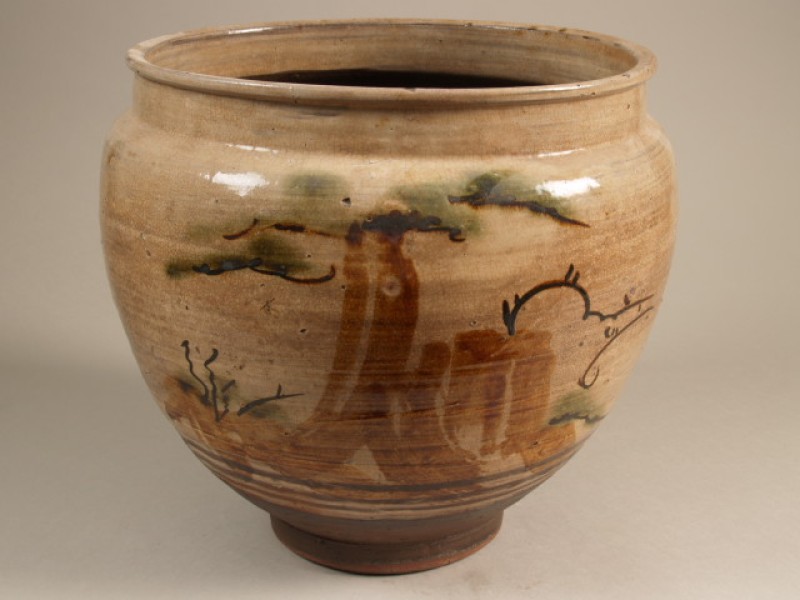 Pot met decor van ijzerbruine pijnboom met groene accenten, in karatsu-stijl