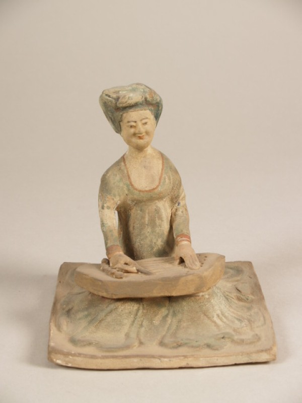 Vrouw, zittend op de grond, kopie van Tangperiode, 1 van 3