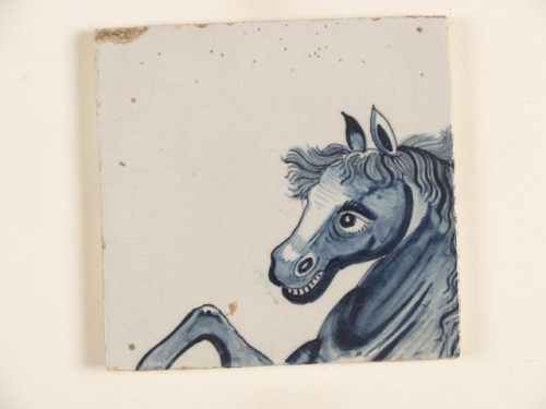 Tableautegel, onderdeel van tegeltableau met een blauwwit decor van een paard