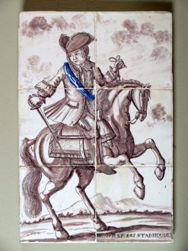Tegeltableau met een ruiterportret van prins Willem IV in paars en blauw