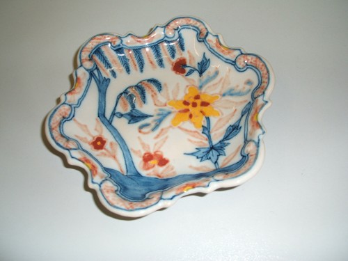 Zeskantige schaal met ornamentaal chinoiserie decor