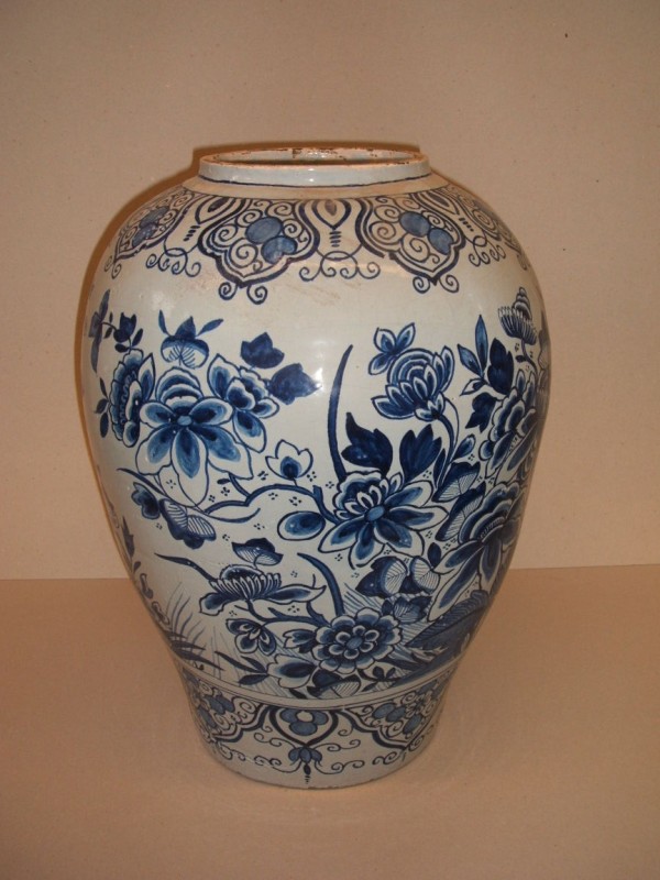 Pot met ornamentaal-floraal decor