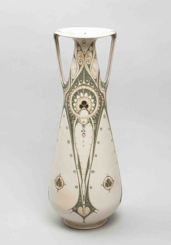 Vaas met twee oren en decor van gestileerde vrouwenfiguur en natuurmotieven