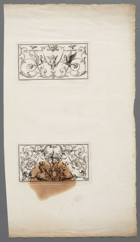 Ornamentprent. Vignet met putto en griffioenen.