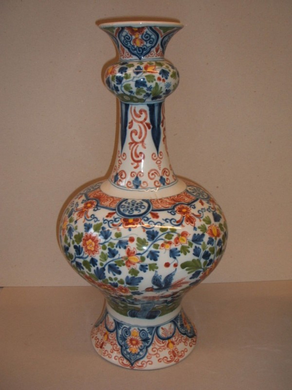 Fles met ornamentaal-floraal decor