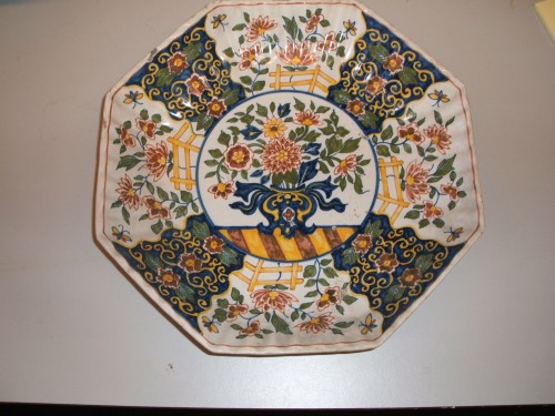 Achtkantige schaal met chinoiserie decor