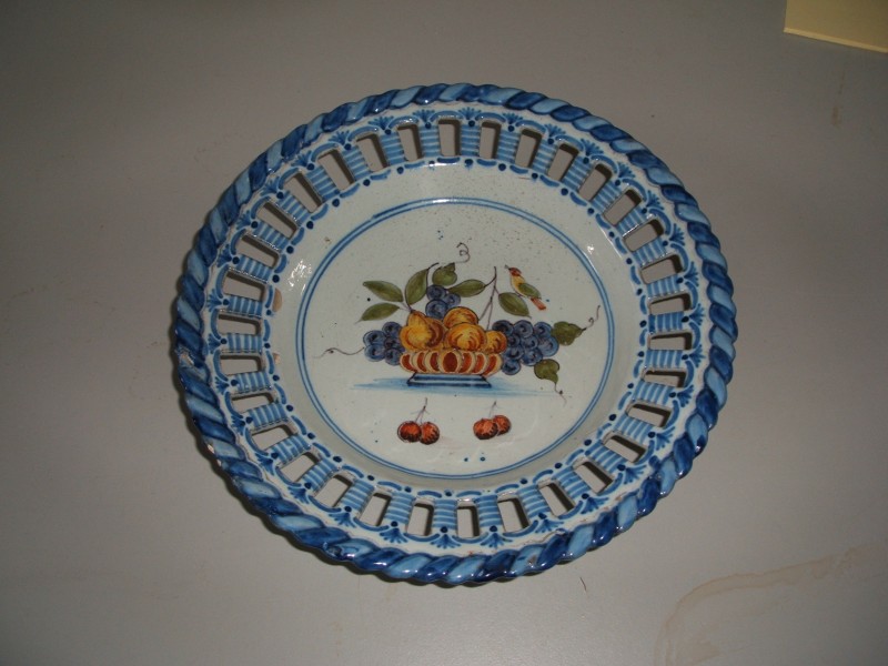Bordje, ajour met polychrome vruchtenmand