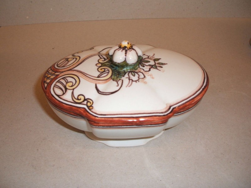 Bakje met polychroom ornamentaal decor